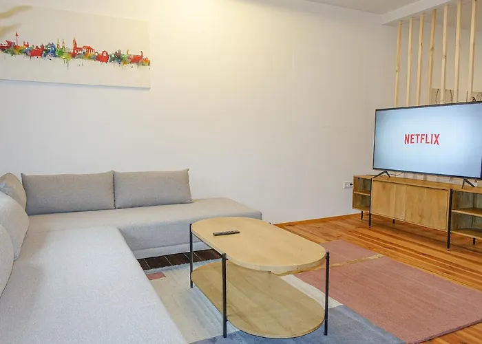Luxomes: Design Apartment - Near Airport