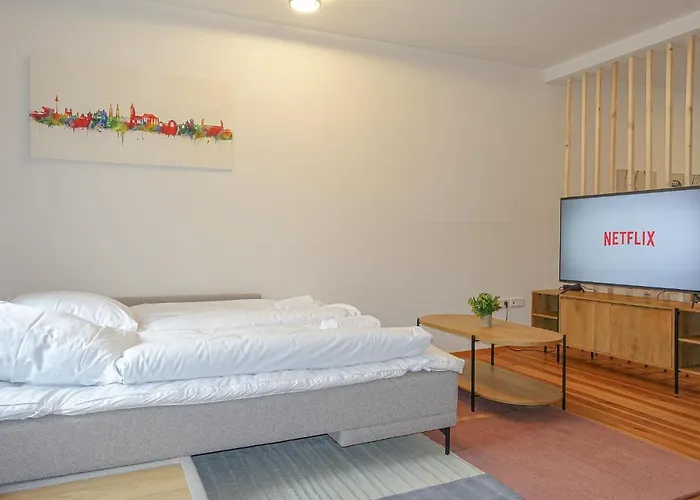 Luxomes: Design Apartment - Near Airport